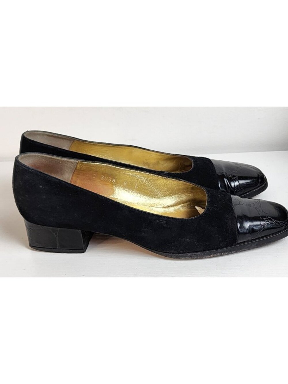Vintage. PANCALDI Women's Italian Suede Pumps with patent Leather Cap toes. 1.5" - Picture 6 of 8